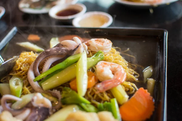  Fried noodle deniz ürünleri ve brokoli (Rad Na Talay) ile Tayland gıda 