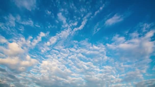 Time lapse du ciel bleu avec des nuages passing.4k 