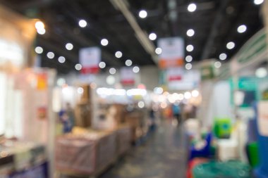 Sergide yürüyen soyut insanlar bulanık arkaplan