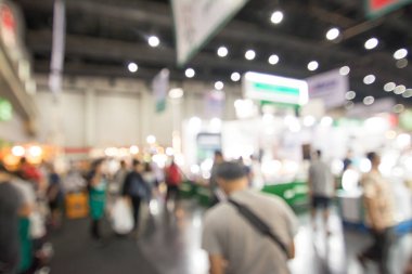 Sergide yürüyen soyut insanlar bulanık arkaplan