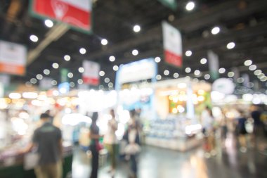 Sergide yürüyen soyut insanlar bulanık arkaplan