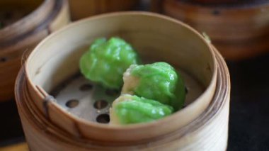 Çin dim sum bir bambu vapur kutusunda