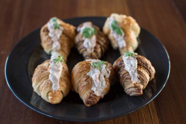 Ton balıklı salata sandviç ile kruvasan ahşap masa üzerinde