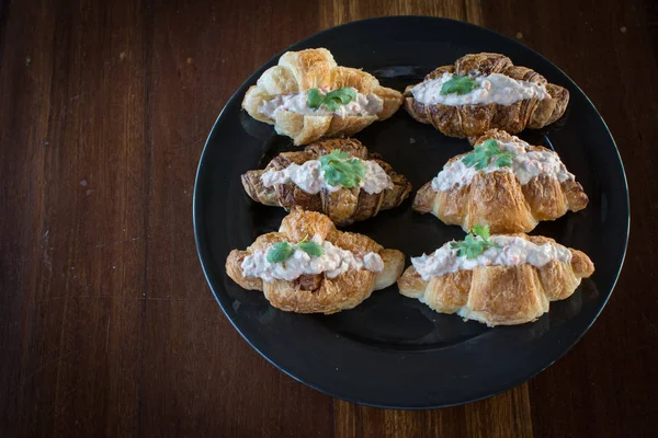 Croissant con insalata di tonno Sandwich sul tavolo di legno — Foto Stock