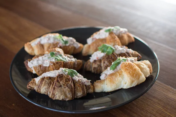 Croissant con insalata di tonno Sandwich sul tavolo di legno — Foto Stock