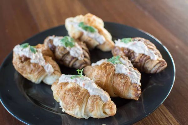 Croissant con insalata di tonno Sandwich sul tavolo di legno — Foto Stock