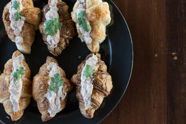 Croissant con insalata di tonno Sandwich sul tavolo di legno — Foto Stock