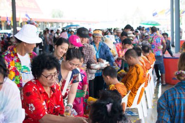 Samutprakarn, Tayland - 17 Nisan : Songkran günü veya Tay Yeni Yıl Festivali için Songkran festival geleneğinde keşiş dökülen su . on Nisan 17, 2019 Samutprakarn, Tayland