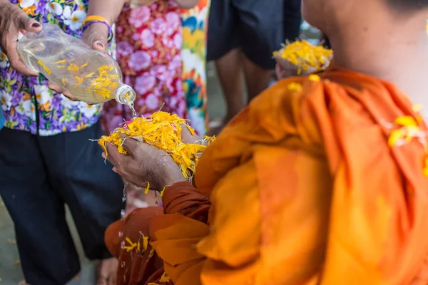 Agua que vierte al monje en la tradición del festival de Songkran de Tailandia — Foto de Stock