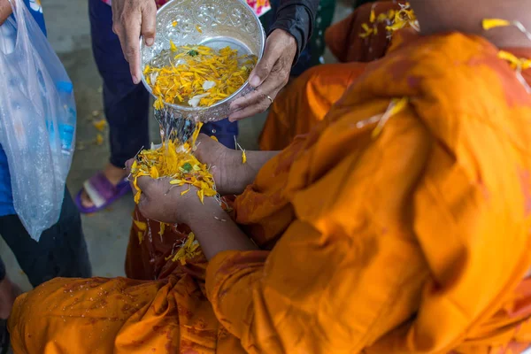 Wasser ergießt sich in thailändischer Songkran-Festival-Tradition an Mönch — Stockfoto