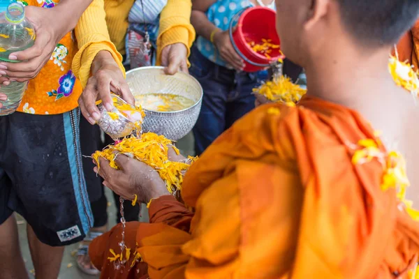 Water gieten naar Monk in Songkran Festival traditie van Thailand — Stockfoto