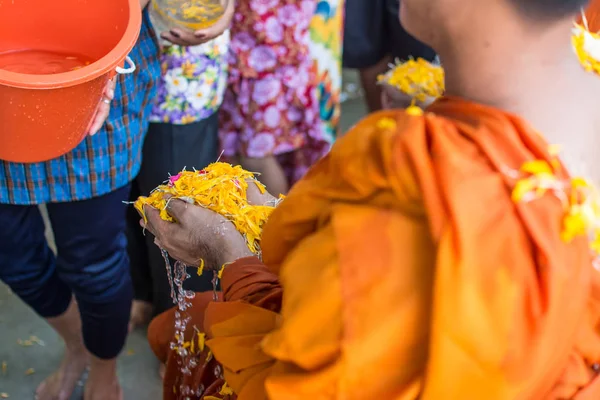 Water gieten naar Monk in Songkran Festival traditie van Thailand — Stockfoto