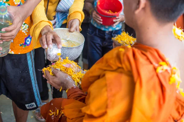 Water gieten naar Monk in Songkran Festival traditie van Thailand — Stockfoto