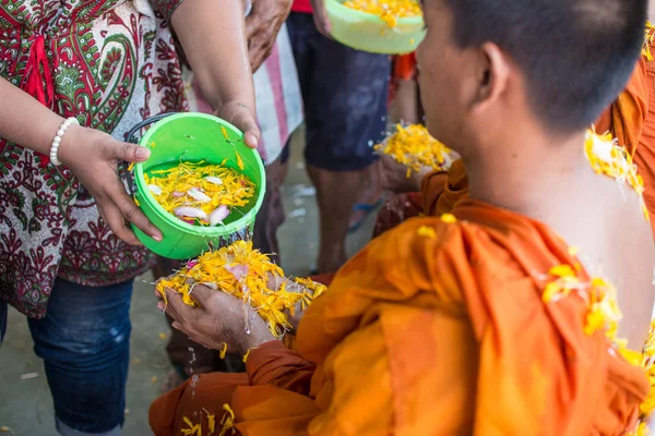 Water pouring to monk in Songkran festival tradition of thailand — Stock Photo, Image
