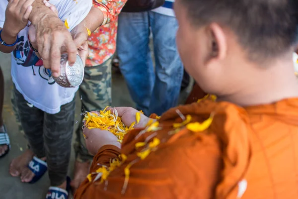 Water gieten naar Monk in Songkran Festival traditie van Thailand — Stockfoto