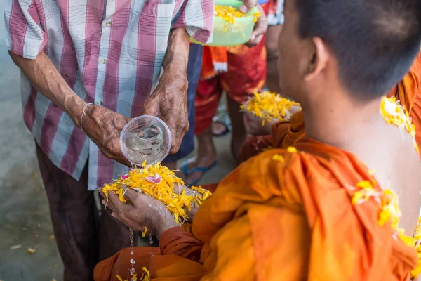 Agua que vierte al monje en la tradición del festival de Songkran de Tailandia — Foto de Stock