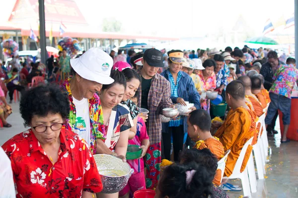 Samutprakarn, TAILANDIA - 17 DE ABRIL: el agua vierte al monje en la tradición del festival de Songkran para el día de Songkran o el Festival de Año Nuevo tailandés. el 17 de abril de 2019 en Samutprakarn, TAILANDIA — Foto de Stock