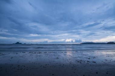 Plajda tropik gün batımı. Ao-Nang. Yengeç. Tayland 