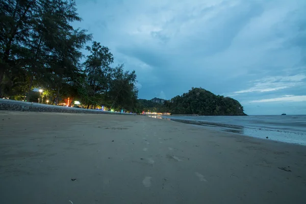 Тропический закат на пляже. Ао-Нанг. Краби. Таиланд — стоковое фото