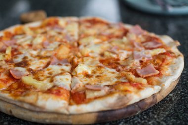 Pizza Carbonare ananas ile, becon