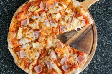 Pizza Carbonare ananas ile, becon