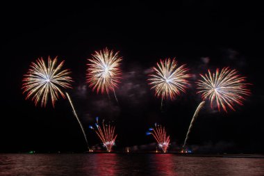 Deniz üzerinde kutlama için güzel havai fişek ekranı