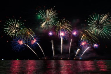 Deniz üzerinde kutlama için güzel havai fişek ekranı