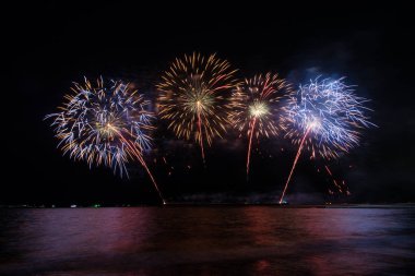 Deniz üzerinde kutlama için güzel havai fişek ekranı
