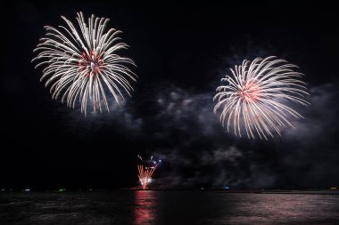 Deniz üzerinde kutlama için güzel havai fişek ekranı