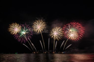 Deniz üzerinde kutlama için güzel havai fişek ekranı