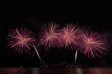 Deniz üzerinde kutlama için güzel havai fişek ekranı