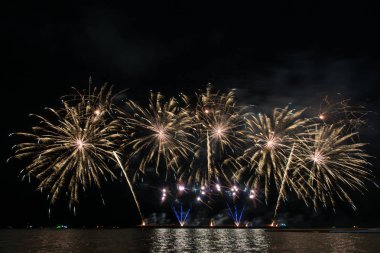 Deniz üzerinde kutlama için güzel havai fişek ekranı