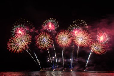 Deniz üzerinde kutlama için güzel havai fişek ekranı