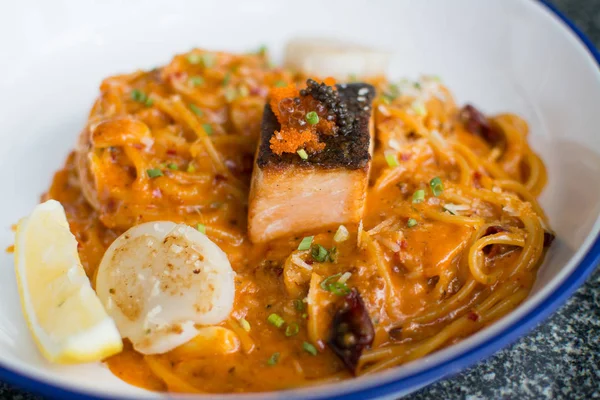 Spaghettis au saumon fumé — Photo