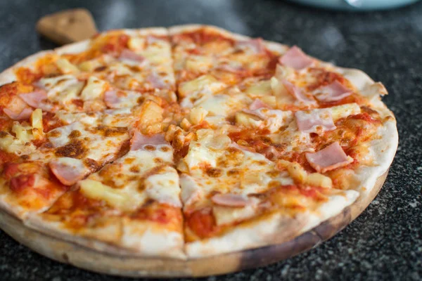 Pizza Carbonare z ananasem, becon — Zdjęcie stockowe