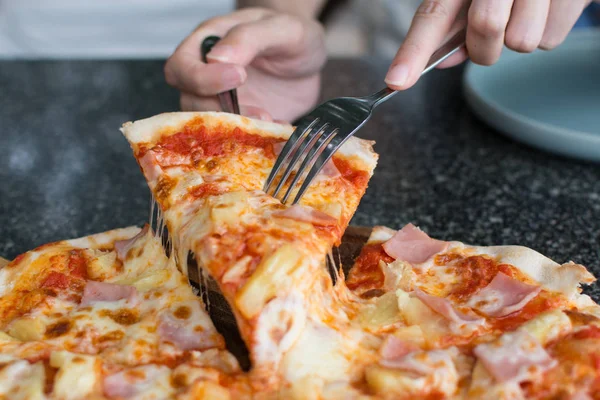 Pizza Carbonare con piña, becon —  Fotos de Stock