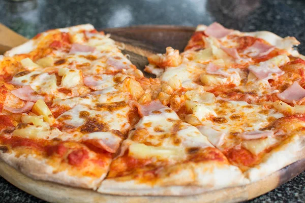 Pizza Carbonare con ananas, becon — Foto Stock