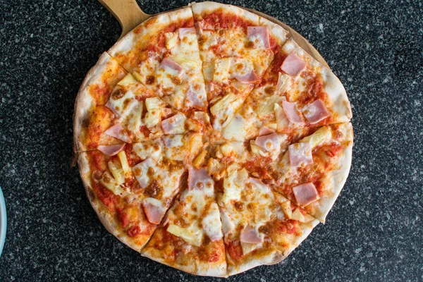 Pizza Carbonare z ananasem, becon — Zdjęcie stockowe