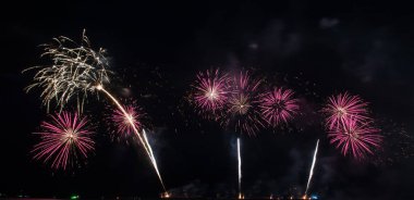 Deniz üzerinde kutlama için güzel havai fişek ekranı