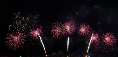 Deniz üzerinde kutlama için güzel havai fişek ekranı