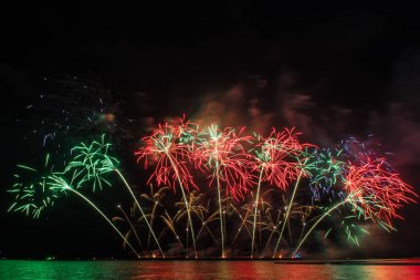 Deniz üzerinde kutlama için güzel havai fişek ekranı