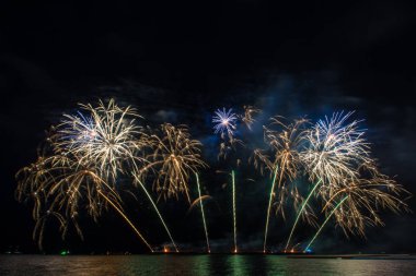 Deniz üzerinde kutlama için güzel havai fişek ekranı