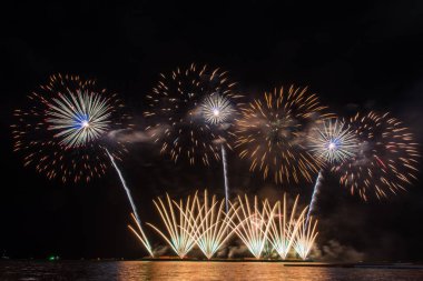 Deniz üzerinde kutlama için güzel havai fişek ekranı