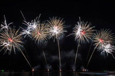 Deniz üzerinde kutlama için güzel havai fişek ekranı