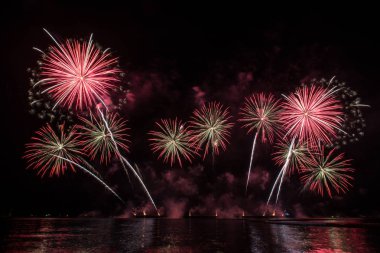 Deniz üzerinde kutlama için güzel havai fişek ekranı