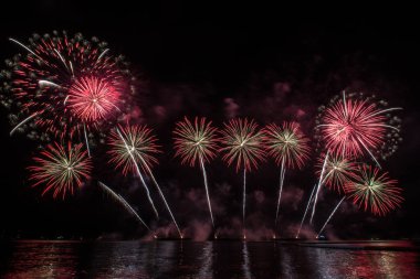 Deniz üzerinde kutlama için güzel havai fişek ekranı