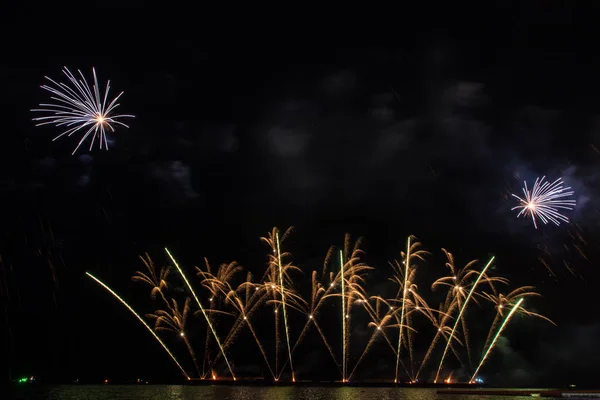 Hermosa exhibición de fuegos artificiales para celebrar sobre el mar —  Fotos de Stock
