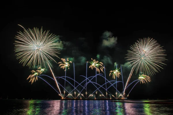 Hermosa exhibición de fuegos artificiales para celebrar sobre el mar —  Fotos de Stock