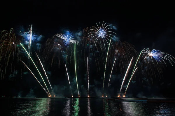 Bela exibição de fogos de artifício para celebração sobre o mar — Fotografia de Stock