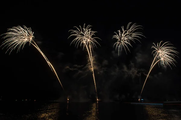 Bela exibição de fogos de artifício para celebração sobre o mar — Fotografia de Stock